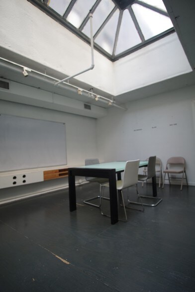 More Photos Of 277 Grand St, New York Storefront Retail Office For Lease