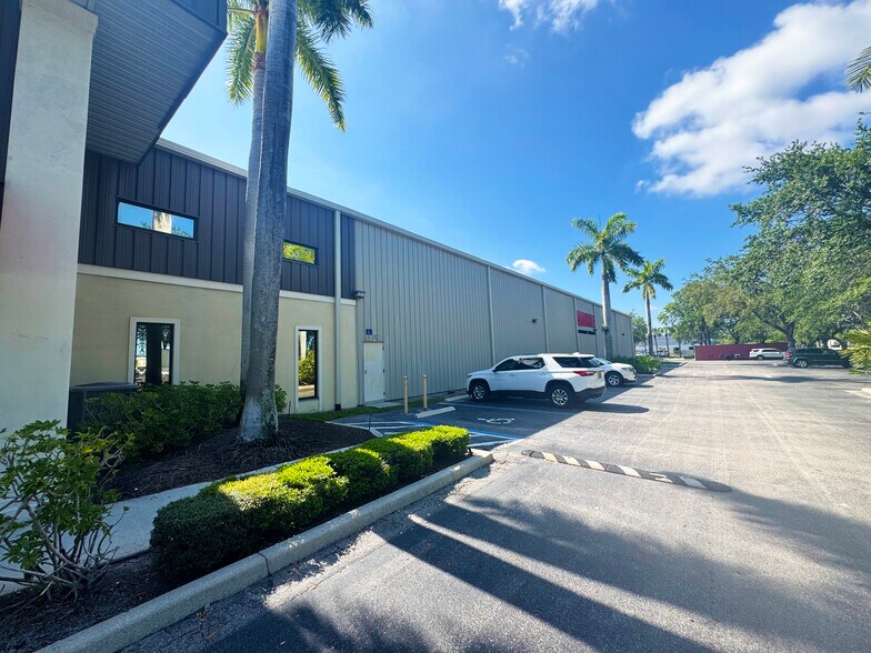 More Photos Of 901 Industrial Blvd, Naples Manufacturing For Lease