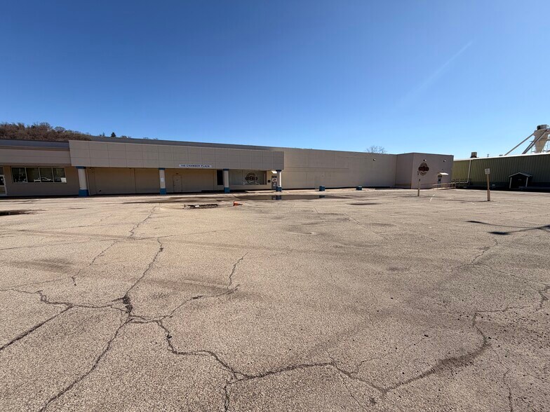 More Photos Of 100 Chamber Plz, Charleroi Supermarket For Lease