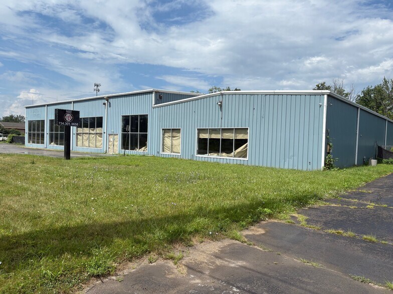 More Photos Of 5522 W Jefferson Ave, Trenton Showroom For Lease