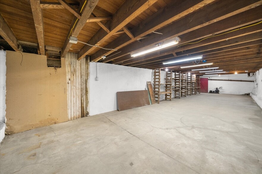 More Photos Of 102 S Richmond St, Fleetwood Warehouse For Sale