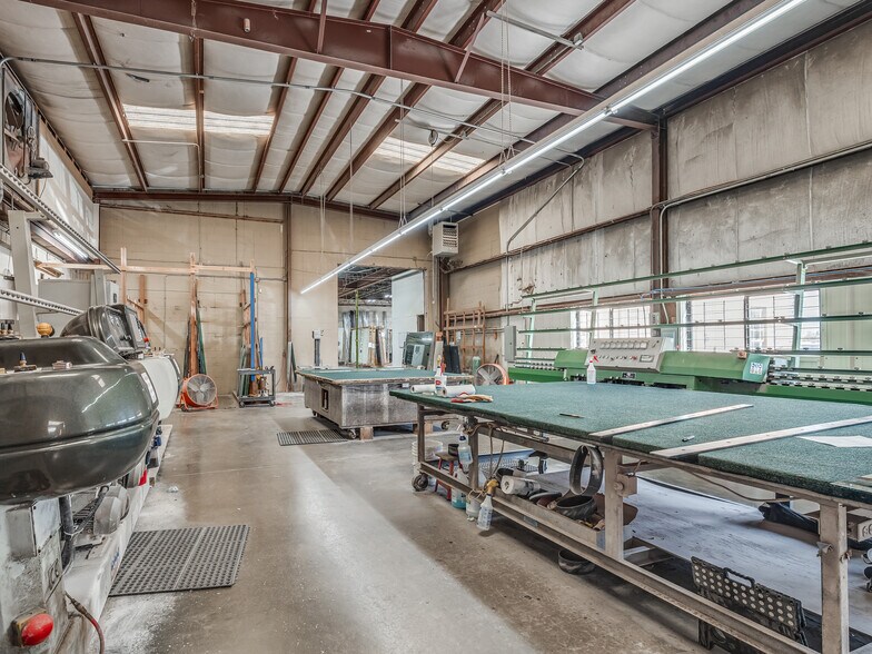 More Photos Of 3730-3732 N MacArthur Blvd, Warr Acres Showroom For Lease