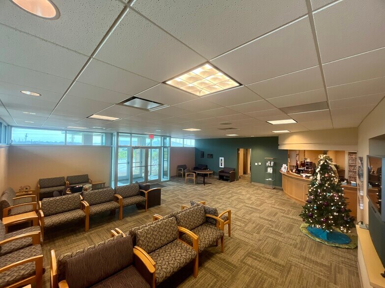 More Photos Of 803 Illini Dr, Clinton Office For Sale