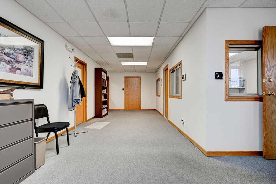 More Photos Of 17585 S Paxton Ave, Lansing Light Distribution For Lease