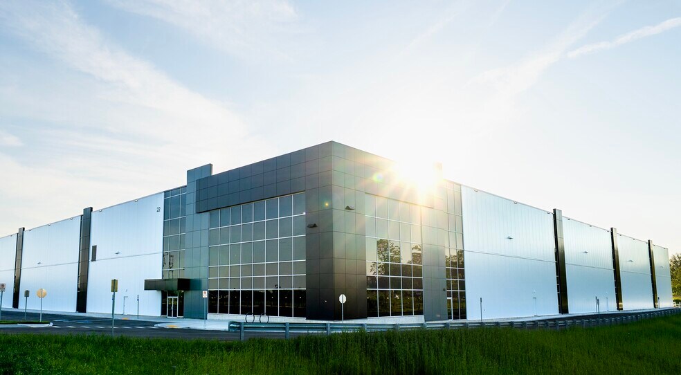 More Photos Of 22 Medicorum Pl, Hamilton Distribution For Lease
