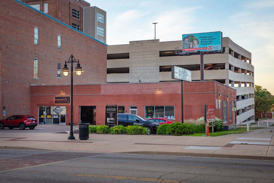More Photos Of 428 SW Washington St, Peoria Showroom For Lease