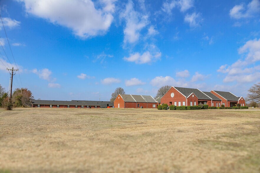 More Photos Of 4550 Lamar Ave, Paris Rehabilitation Center For Lease