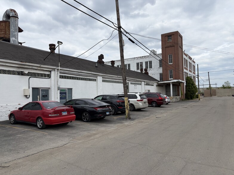 More Photos Of 6546-6558 S Menard Ave, Bedford Park Service For Lease