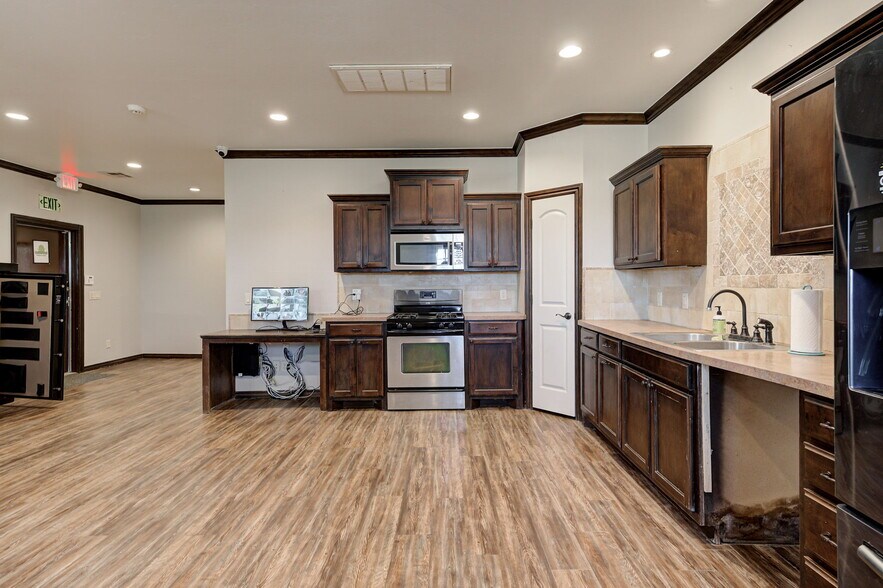 More Photos Of 8900 Charter Oak Rd, Edmond Flex For Sale