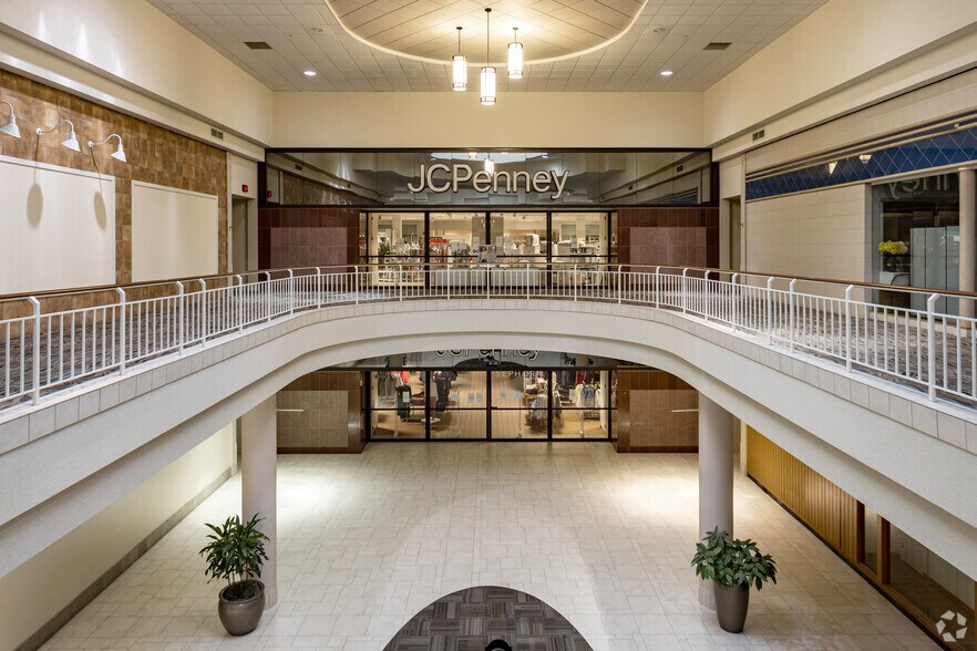 More Photos Of 1801 SW Wanamaker Rd, Topeka Unknown For Lease