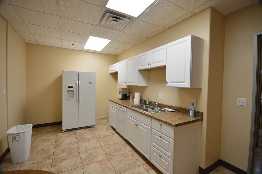 More Photos Of 2222 W Parkside Ln, Phoenix Research And Development For Sale