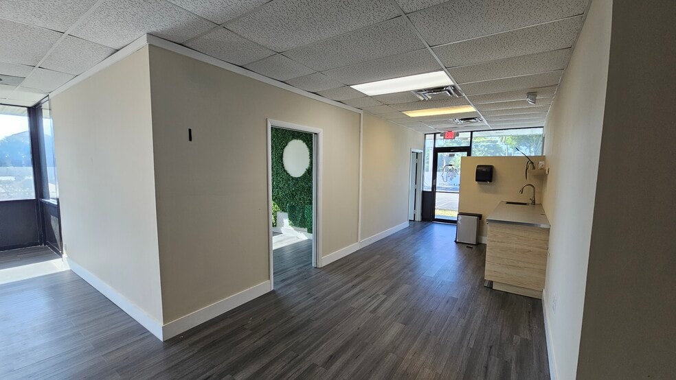 More Photos Of 700 W Boynton Beach Blvd, Boynton Beach Restaurant For Lease