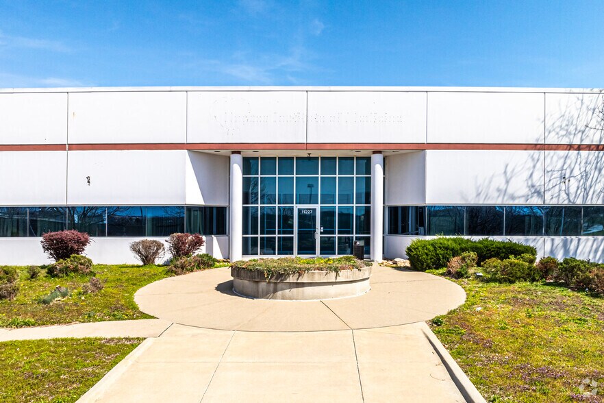More Photos Of 11217-11227 Lakeview Ave, Lenexa Flex For Lease