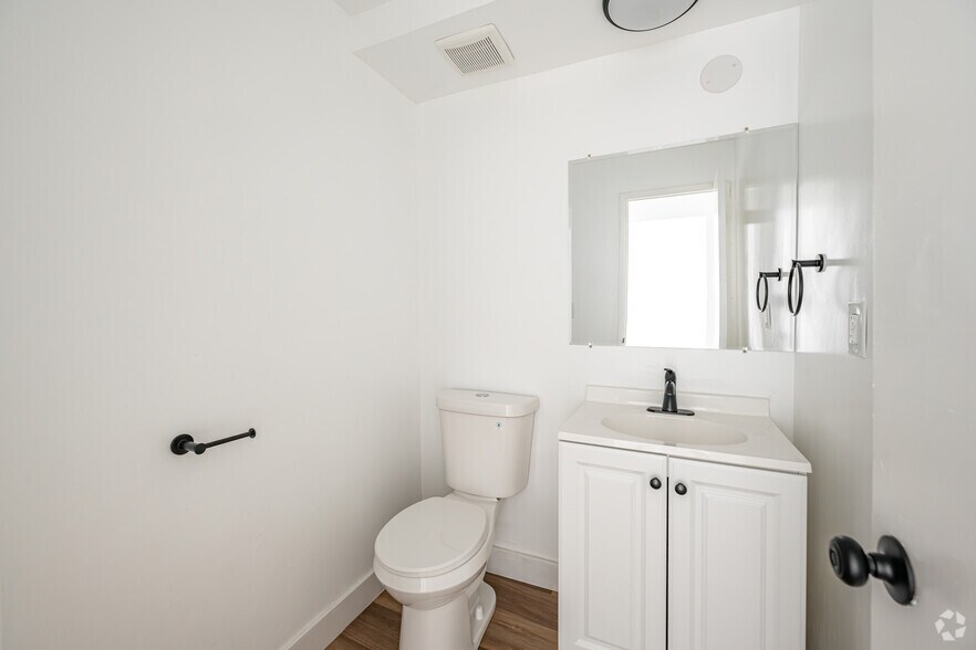 More Photos Of 1425 W Stoneridge Ct, Ontario Apartments For Sale