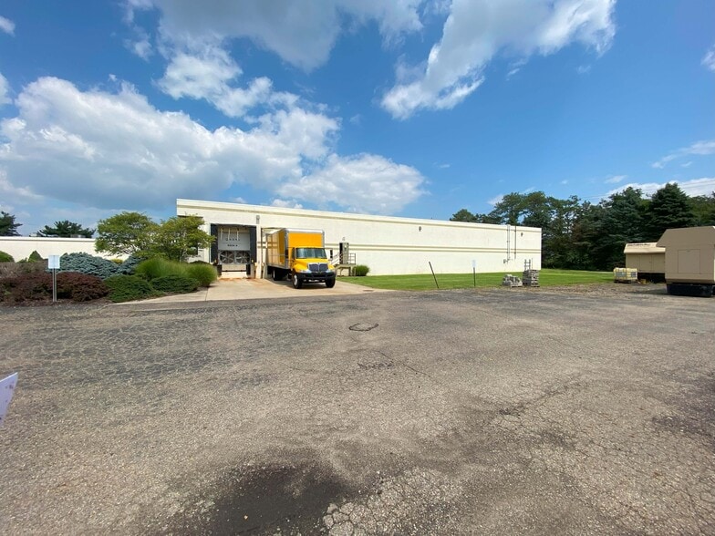 More Photos Of 8050 Freedom Ave, North Canton Warehouse For Lease
