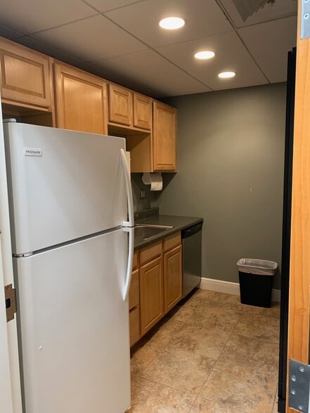 More Photos Of 6413 Pinecastle Blvd, Orlando Flex For Lease