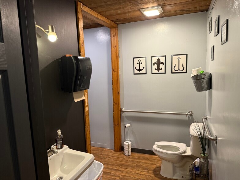 More Photos Of 160 W Broadway St, Sparta Restaurant For Sale