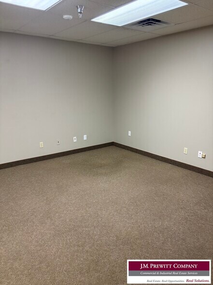 More Photos Of 399 Ml King Jr Pky, Beaumont Service For Lease