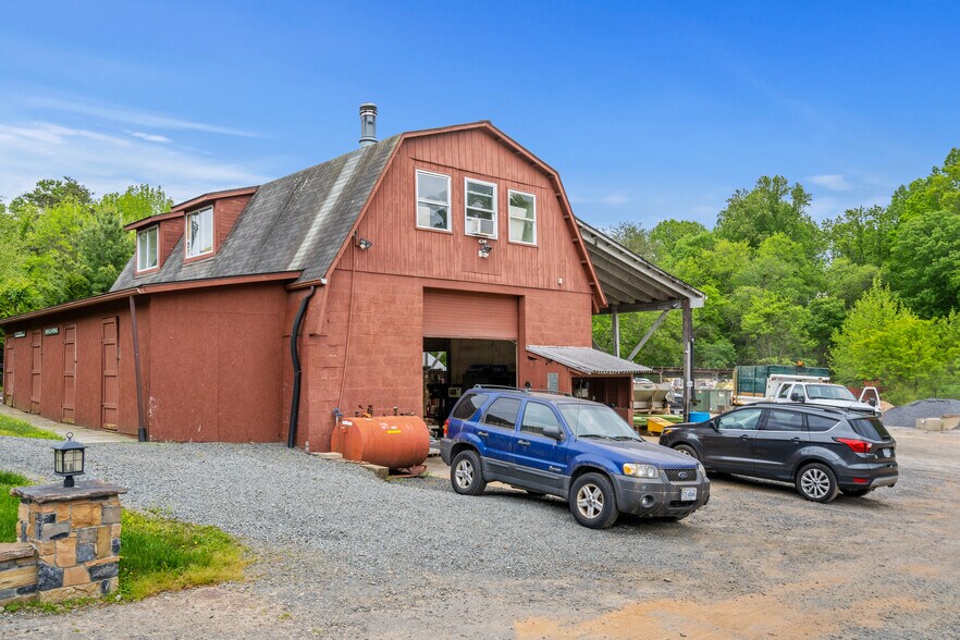 More Photos Of 11501 Popes Head Rd, Fairfax Garden Center For Sale