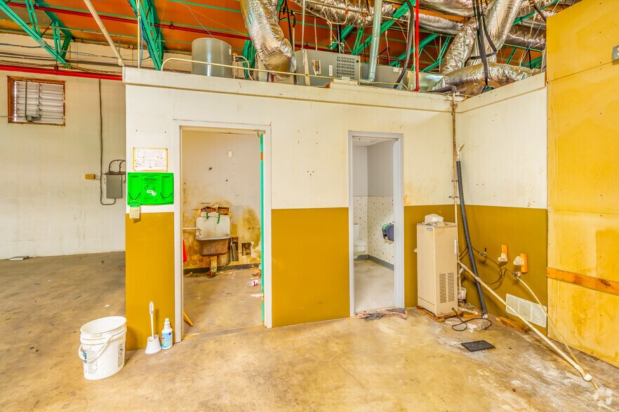 More Photos Of 523 Urban Loop, San Antonio Warehouse For Lease