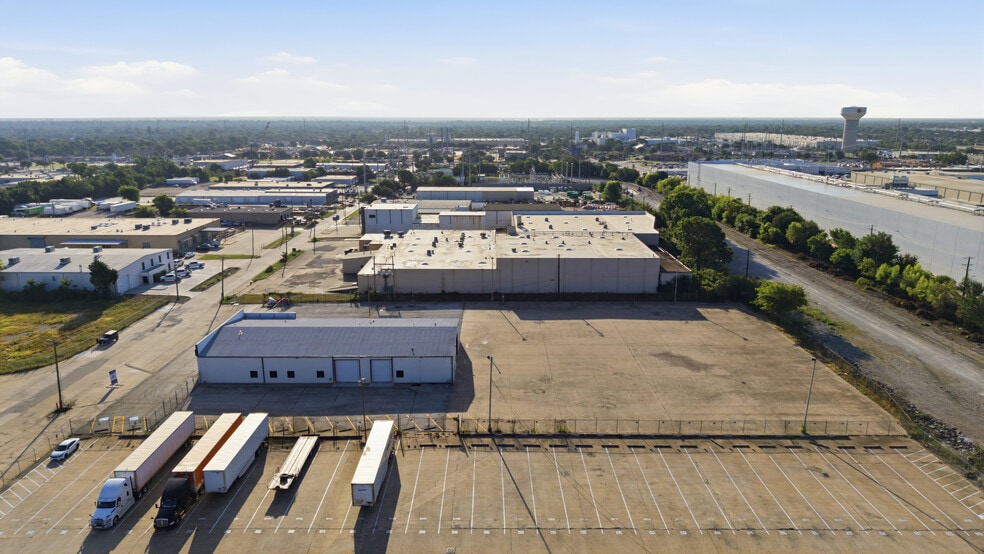 More Photos Of 2820 Oakland Ave, Garland Truck Terminal For Lease