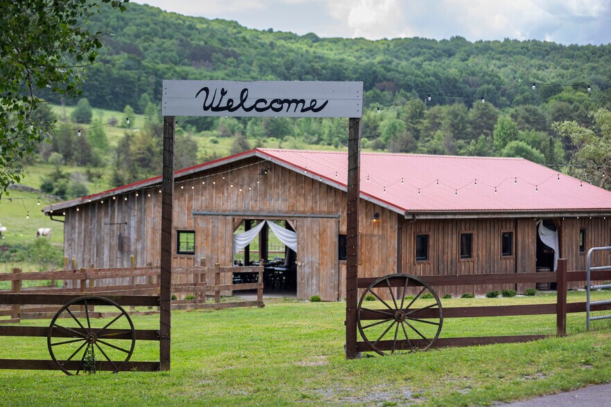 More Photos Of 538 N Harpersfield Rd, Jefferson Specialty For Sale