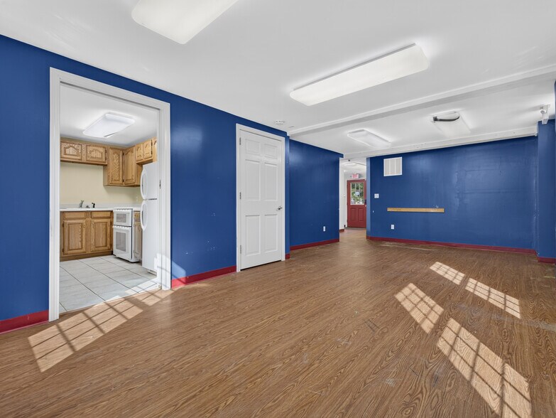 More Photos Of 1721 Saybrook Rd, Haddam Veterinarian Kennel For Sale