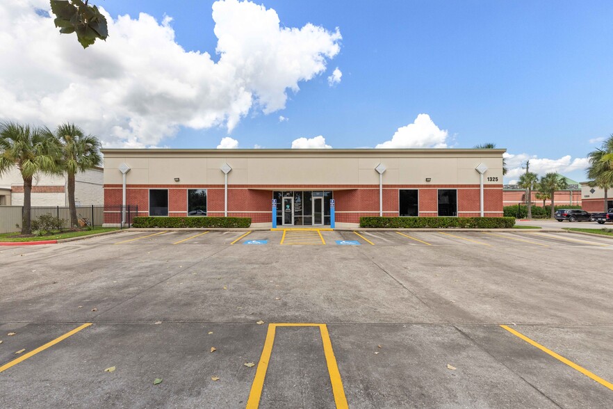Primary Photo Of 1325 Space Park Dr, Houston Medical For Sale
