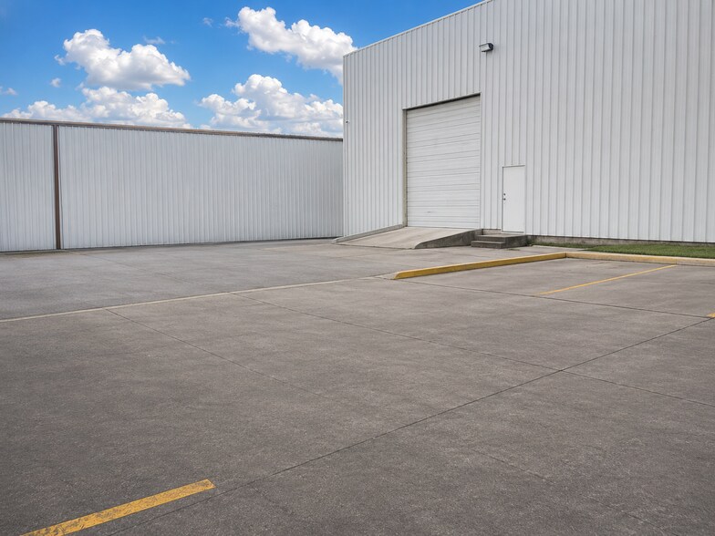 More Photos Of 7031 Grand Blvd, Houston Research And Development For Lease
