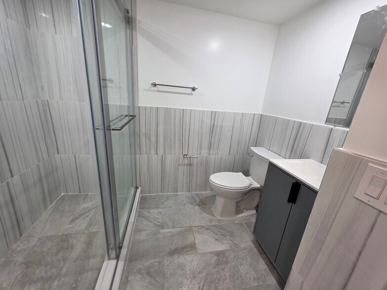 More Photos Of 664 Bergen Ave, Jersey City Storefront Retail Residential For Sale