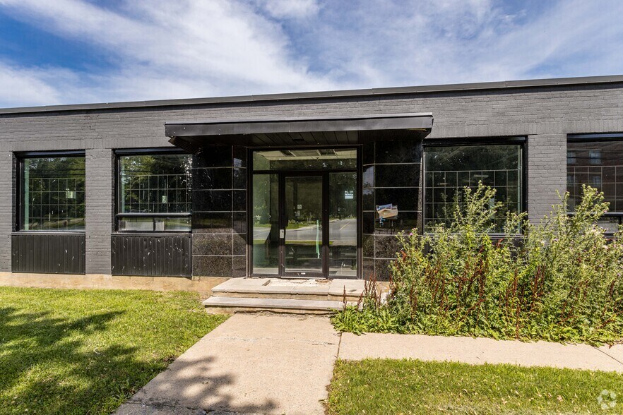 More Photos Of 131 Boul Hymus, Pointe-claire Industrial For Lease