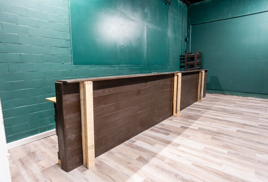 More Photos Of 1802 E Commerce St, San Antonio Auto Repair For Lease