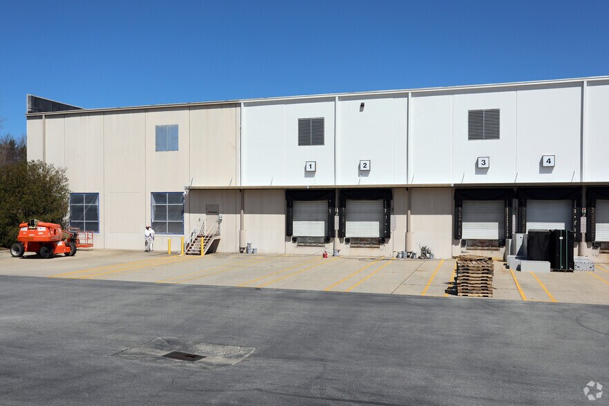 More Photos Of 490 Gallimore Dairy Rd, Greensboro Distribution For Lease