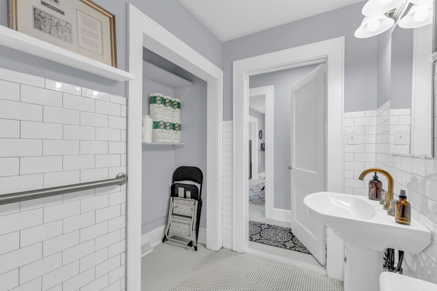 More Photos Of 1300 Laurens Rd, Greenville Office For Sale