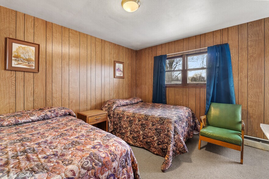 More Photos Of 4991 Arthur Rd, Slinger Hotel For Sale