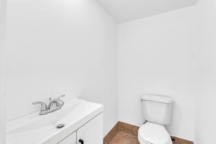 More Photos Of 570 NW 54th St, Miami Auto Repair For Lease