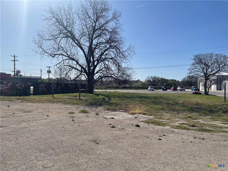 More Photos Of 1008 S Walnut St, Lampasas Freestanding For Sale