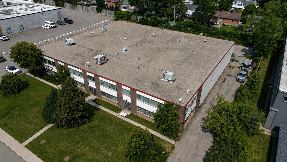 More Photos Of 121-123 Av Labrosse, Pointe-claire Warehouse For Lease