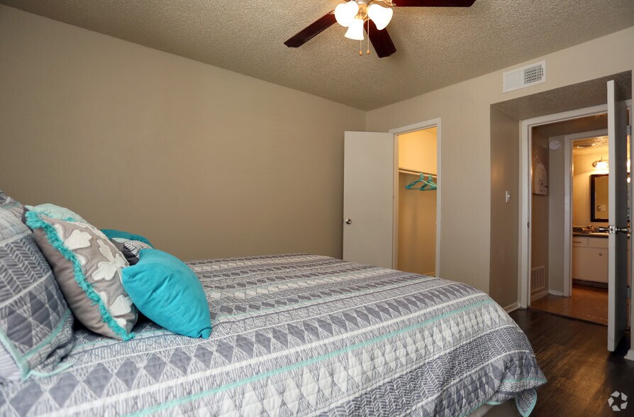 More Photos Of 504 Dudley Cir, Arlington Apartments For Sale