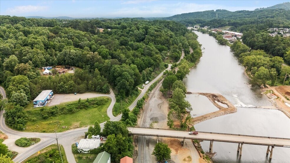 More Photos Of 106 Flow State Vis, Asheville Flex For Lease