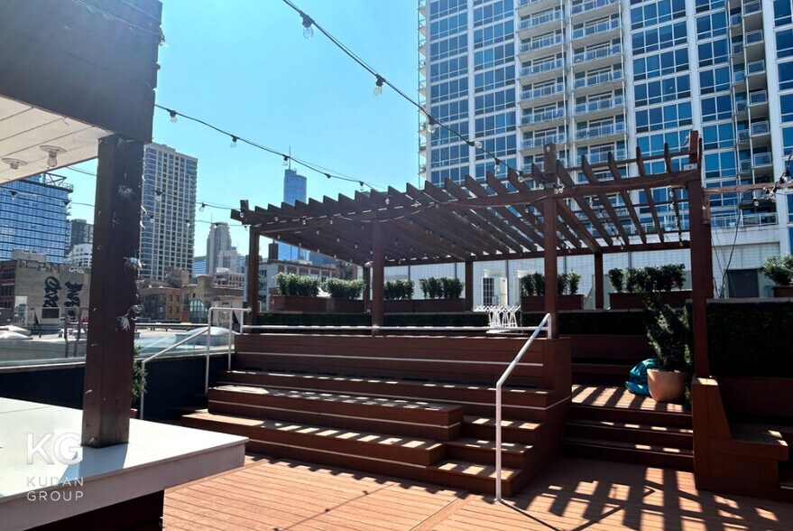 More Photos Of 324-326 W Chicago Ave, Chicago General Retail For Sale