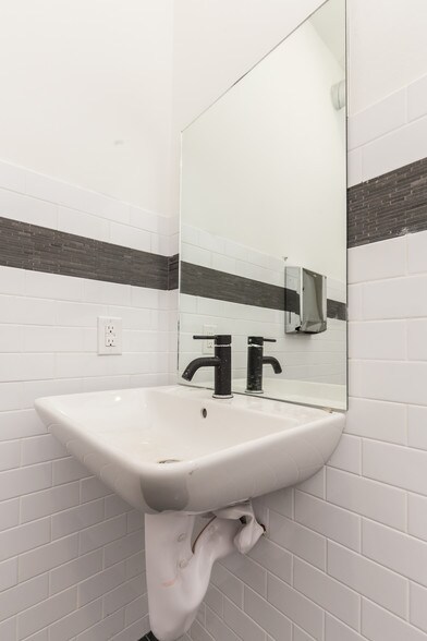 More Photos Of 1452 N 4th St, Philadelphia Storefront Retail Residential For Lease