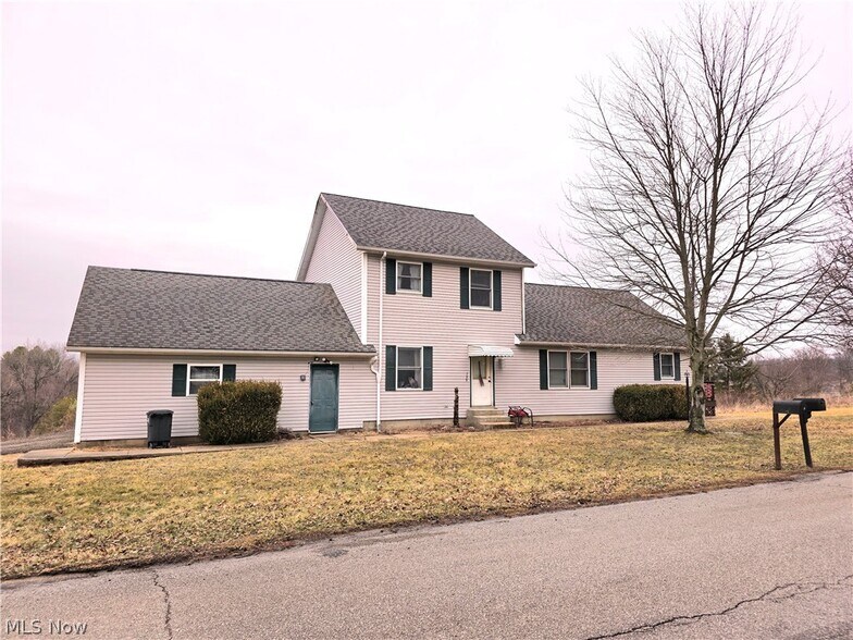 Primary Photo Of 141 Meadowpark Dr, Cambridge Apartments For Sale