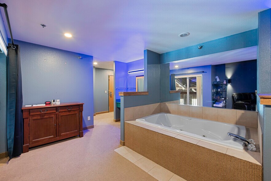 More Photos Of 1424 W Pine St, Pinedale Hotel For Sale