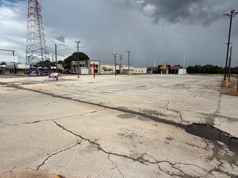 More Photos Of 3917 1st St, Abilene General Retail For Lease