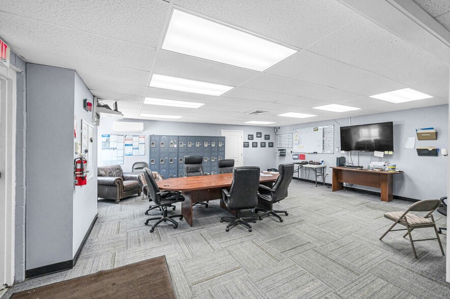 More Photos Of 80 Ramah Cir S, Agawam Manufacturing For Lease