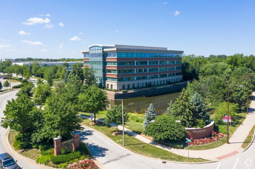 More Photos Of 475-485 Half Day Rd, Lincolnshire Unknown For Lease