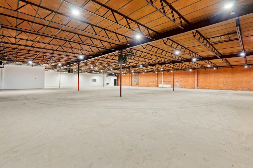 More Photos Of 1350-1390 N Colorado St, San Antonio Showroom For Lease