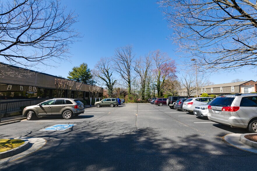 More Photos Of 8917 Fargo Rd, Richmond Office For Lease