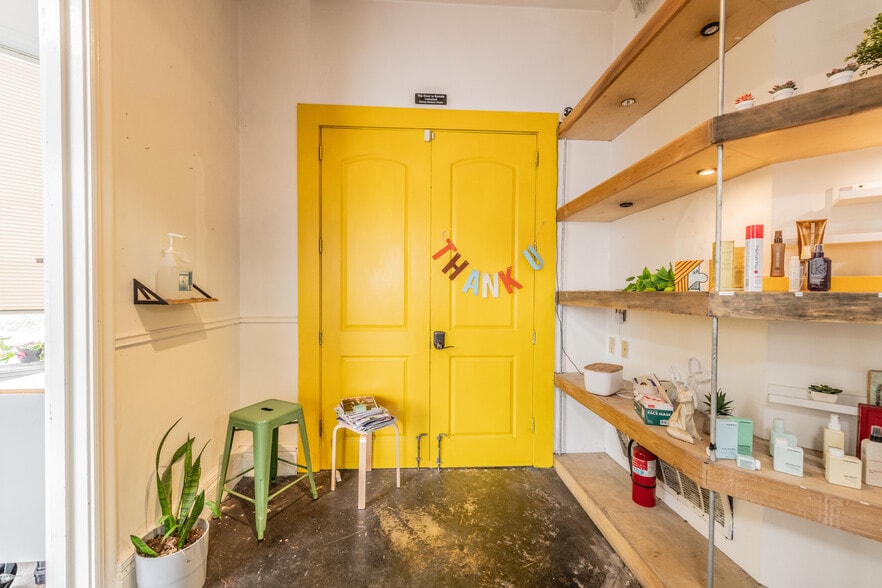 More Photos Of 250 W Olmos Dr, San Antonio Storefront Retail Office For Lease